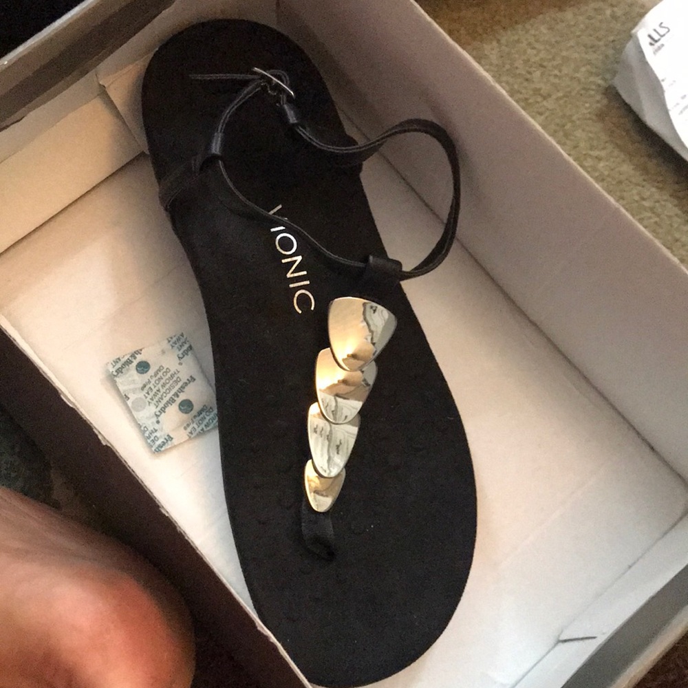 Vionic T Strap sandals